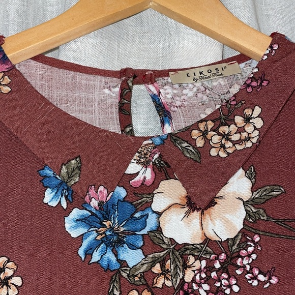 Final Touch Floral Top - Picture 2 of 4